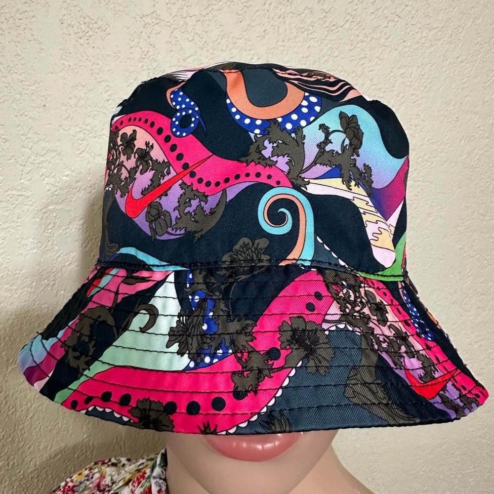 Nike Bucket hat.
